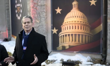 Американскиот министер за финансии од Давос побара да прекине „хистеријата“ околу Гренланд