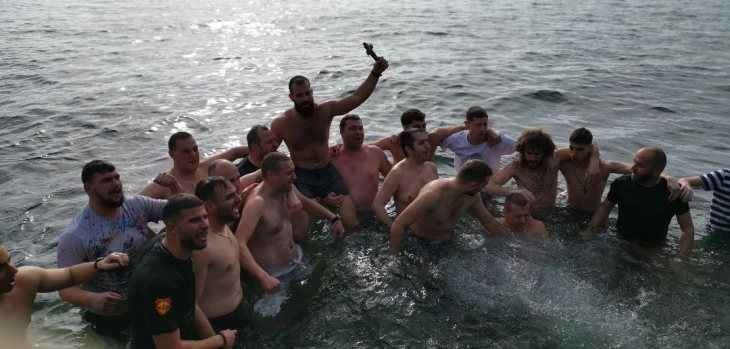 Со традиционалното капење на рибарите во Охрид одбележан празникот Свети Јован Крстител