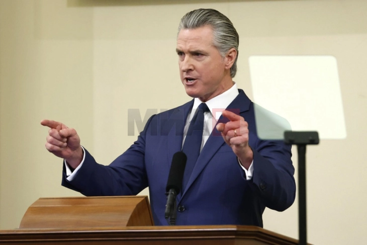 Гувернерот на Калифорнија во Давос: Престанете со пасивноста и спротивставете му се на Трамп