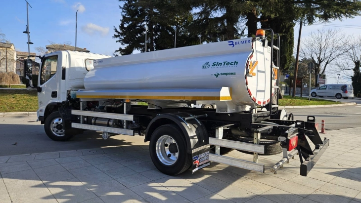 Цистерна за миење и чистење улици за почист воздух во Струга