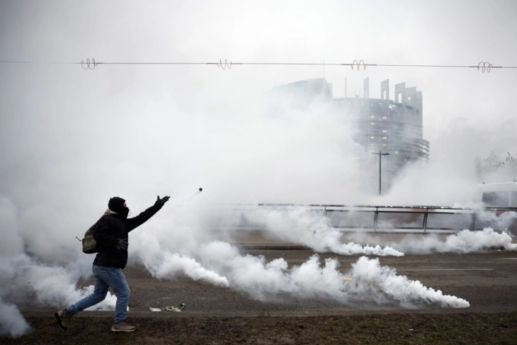 Судири помеѓу полицијата и земјоделците пред ЕП во Стразбур