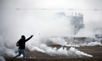 Судири помеѓу полицијата и земјоделците пред ЕП во Стразбур