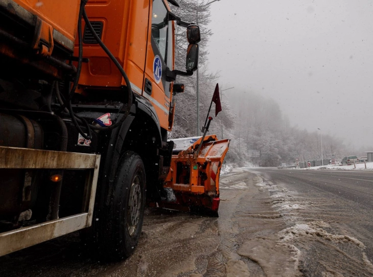 ЈП Македонијапат: Сите патни правци се проодни, оние на кои паѓа снег континуирано се чистат
