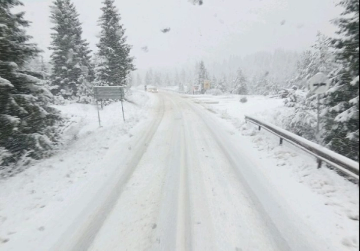 Затворен сообраќајот на наплатната станица Отовица поради снег, забрана за камиони на Плетвар