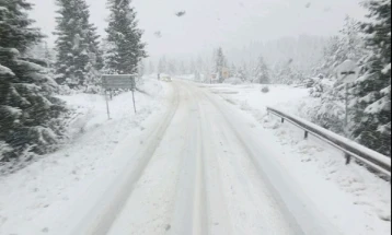 Затворен сообраќајот на наплатната станица Отовица поради снег, забрана за камиони на Плетвар