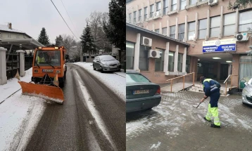 Општина Центар го расчистува снегот: Фрлени 15 тони сол, механизација на терен, телефони отворени за пријави