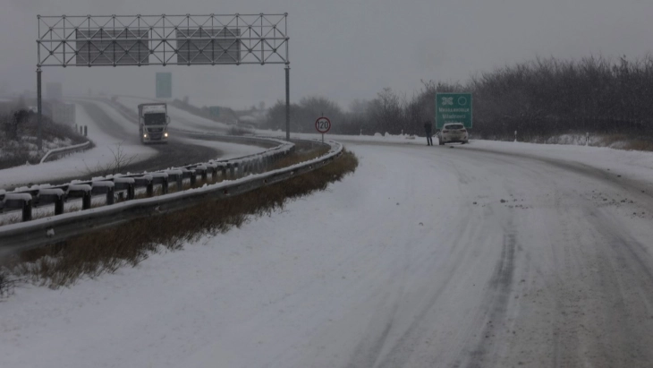 ЦУК со апел да се патува внимателно и со зимска опрема за возилата