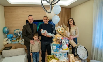 Градоначалникот Митовски го посети Марк, првото новороденче годинава во Крива Паланка