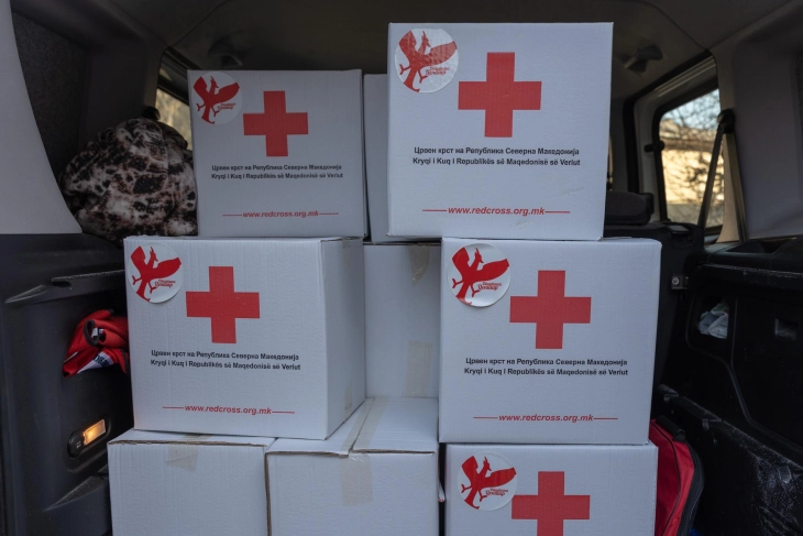 Пензионери со ниски примања добија пакети со прехранбени производи од градоначалникот на Центар и општинскиот Црвен крст