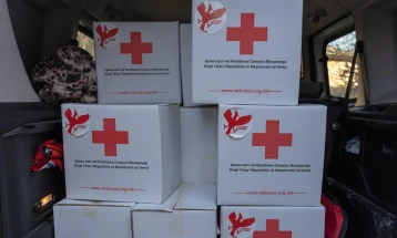 Пензионери со ниски примања добија пакети со прехранбени производи од градоначалникот на Центар и општинскиот Црвен крст