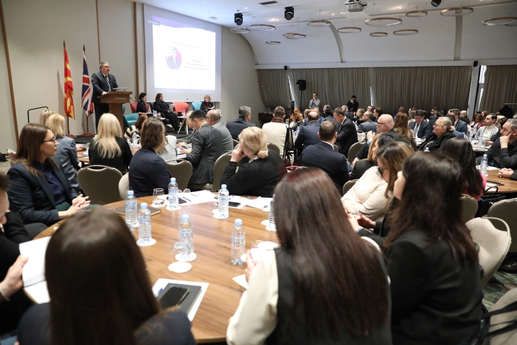 Јавна дебата: Мерит-принципот станува правило - оној што е на раководна функција ќе мора да знае, да може и да одговара