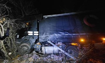 Возач на товарно возило загина на магистралниот пат А2