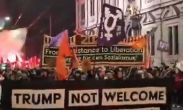 Запалено американското знаме на протест во Цирих против доаѓањето на Трамп во Швајцарија