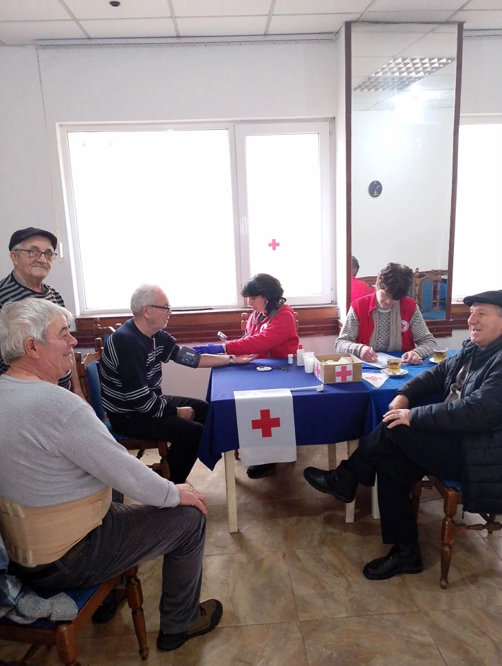 Црвен крст Кавадарци мереше крвен притисок и шеќер во крвта на пензионери