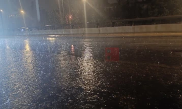 Силно невреме во Атина - на Пелопонез загина припадник на крајбрежната служба