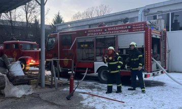 Пожар на хала во Кавадарци, пожарникарите на терен