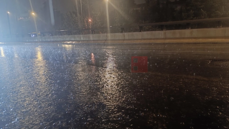 Противпожарната служба на Грција примила над 900 повици за помош поради невремето во областа Атика