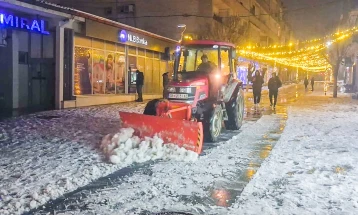 „Комуналец“  со механизација и фрлање сол ги чисти коловозите во Струмица