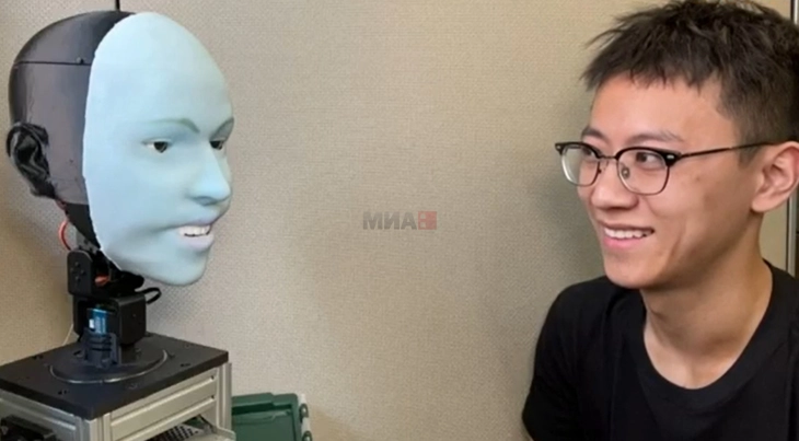 Роботско лице со човечки движења при говор и пеење