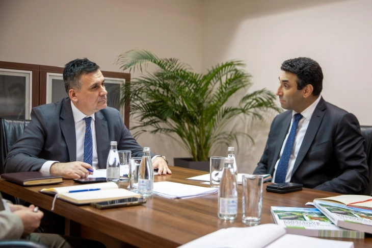 Ministri Hoxha u takua me drejtuesin e BERZH-it: Përshpejtim i projekteve kyçe të infrastrukturës mjedisore