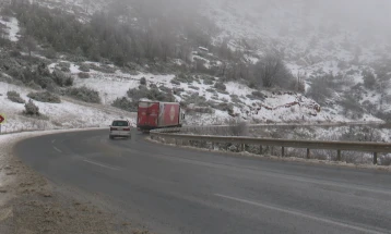 Сообраќајот во зимски услови, намалена видливост во околината на Кочани