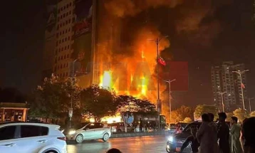 Numri i të vdekurve nga zjarri në qendrën tregtare në Karaçi rritet në 67