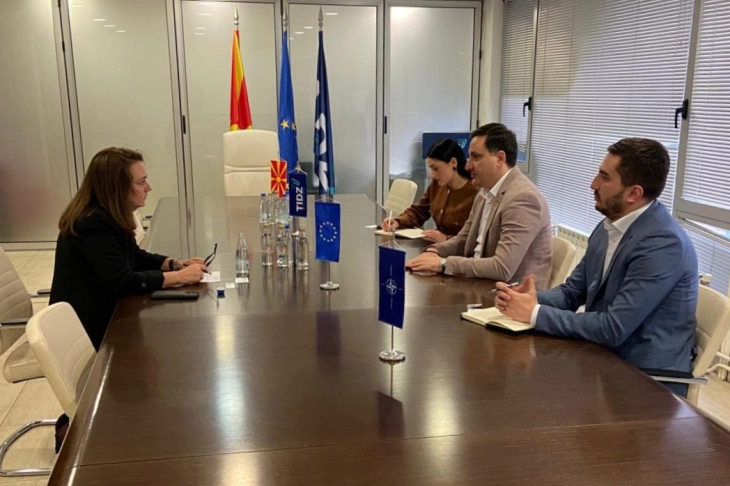 Директорот на Дирекцијата за ТИРЗ се сретна со извршниот директор за владини работи на Магна Интернационал