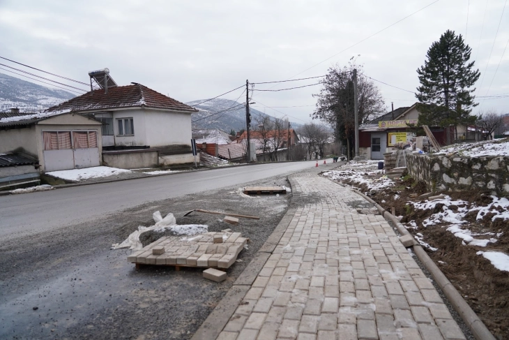 Во велешката населба Превалец реконструиран коловозот и тротоарот