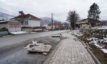 Во велешката населба Преалев реконструиран коловозот и тротоарот