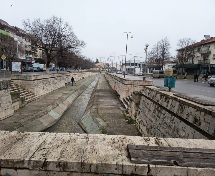 Облачно време со повремен дожд, слаб снег на повисоките планини