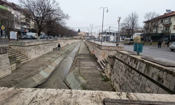 Облачно време со повремен дожд, слаб снег на повисоките планини