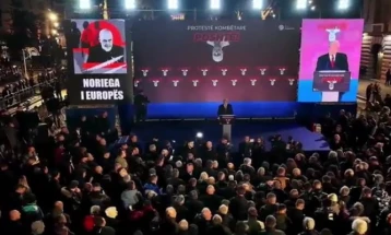 Инциденти пред владата во Тирана на вториот национален протест, Бериша порача дека се на километар до триумф