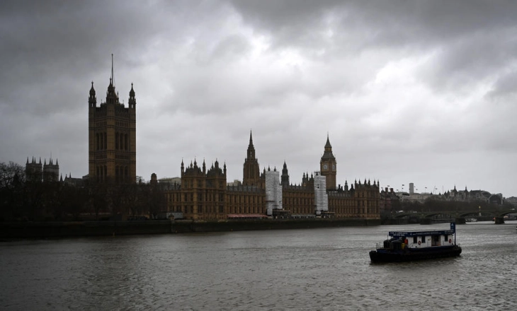 Në Britaninë e Madhe është lëshuar paralajmërim për shira të rrëmbyeshëm në dy ditët në vijim