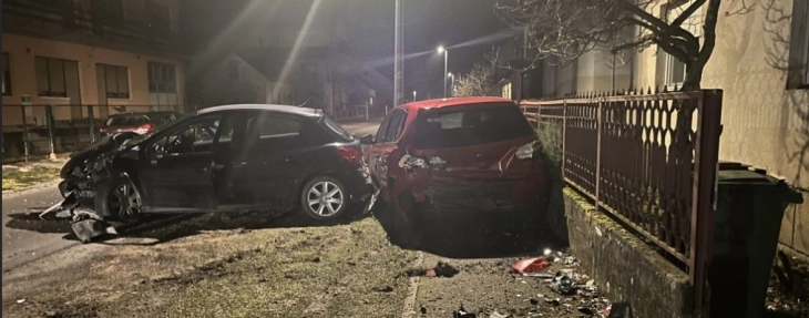 Një i mitur me automjet ka goditur një automjet tjetër dhe një këmbësor i cili po lufton për jetën