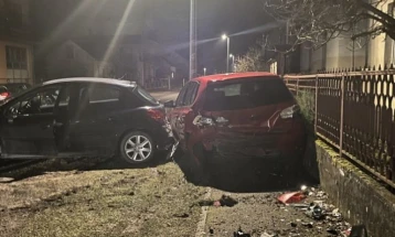 Një i mitur me automjet ka goditur një automjet tjetër dhe një këmbësor i cili po lufton për jetën