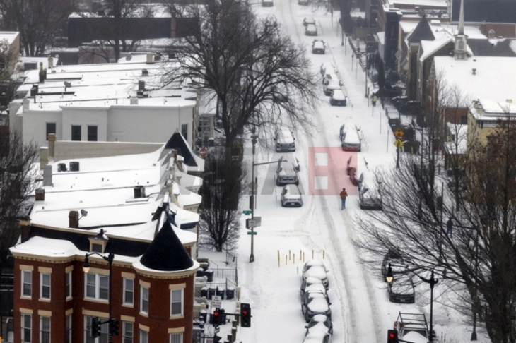 Të paktën shtatë persona humbën jetën në stuhinë dimërore që e goditi SHBA-së
