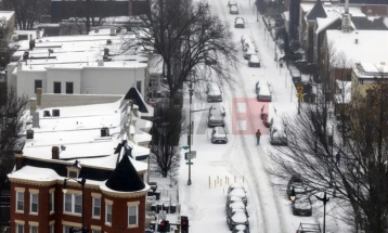 Të paktën shtatë persona humbën jetën në stuhinë dimërore që e goditi SHBA-së