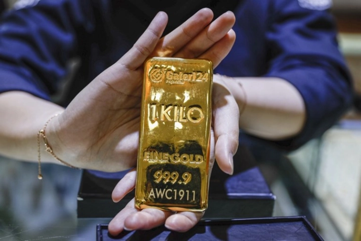 Златото ја проби границата од 5.000 долари за унца