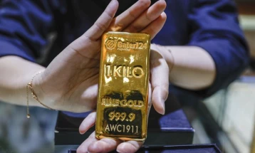 Ari e kaloi kufirin prej 5.000 dollarëve për uncë