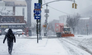 Најмалку десет лица ги загубија животите во снежното невреме во САД