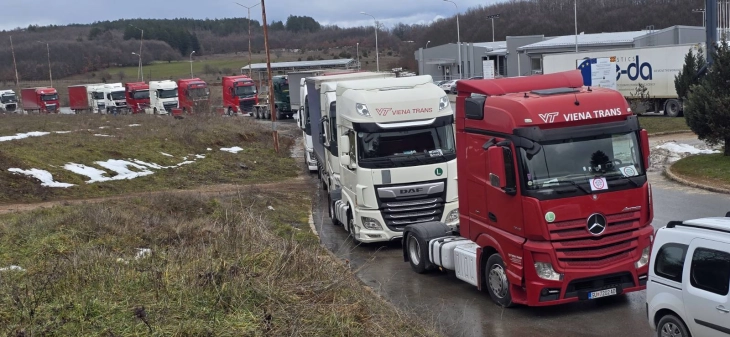 Transportuesit nga Maqedonia e Veriut e bllokuan “Qafë Thanën” për automjete të rënda ngarkuese, ndërsa qarkullmi i udhëtarëve zhvillohet pa pengesa