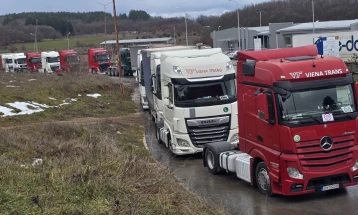 Transportuesit nga Maqedonia e Veriut e bllokuan “Qafë Thanën” për automjete të rënda ngarkuese, ndërsa qarkullmi i udhëtarëve zhvillohet pa pengesa