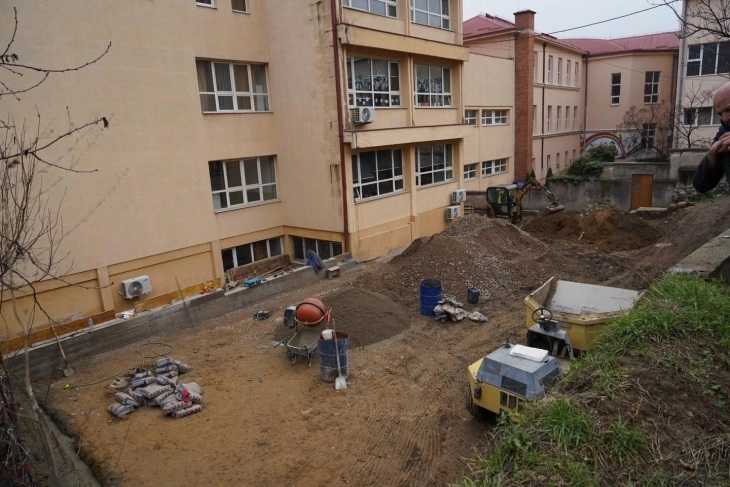 Се реконструира дворот на велешкото училиште „Свети Кирил и Методиј“