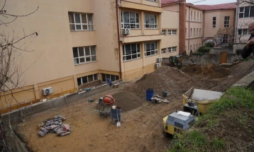 Се реконструира дворот на велешкото училиште „Свети Кирил и Методиј“