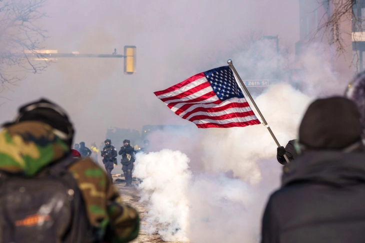 Гувернерот на Минесота: Трамп се согласи да размисли за намалување на бројот на федерални агенти