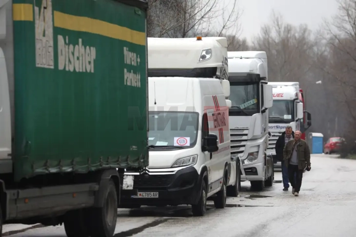 Transportuesit me kamionë ditën e dytë me rend e bllokojnë trafikun e mallrave në vendkalimet kufitare