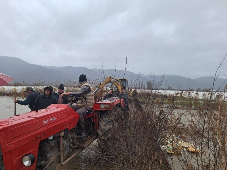 Поплавени земјоделски површини и дворови во селата Муртино и Сачево, состојбата со водотеците во струмичко се стабилизира