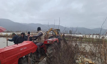 Поплавени земјоделски површини и дворови во селата Муртино и Сачево, состојбата со водотеците во струмичко се стабилизира