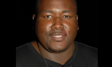 Глумецот Квинтон Арон на апарати за одржување во живот