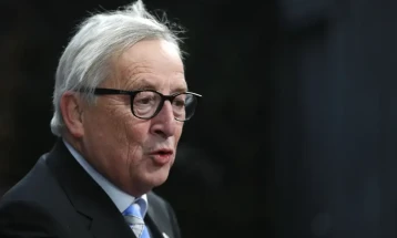 Жан-Клод Јункер до лидерите на ЕУ: Ако јадете од раката на Трамп, ќе бидете губитници